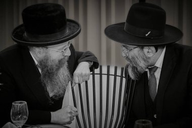 Ortodoks Yahudi erkeklerin çocukları Kudüs 'teki dini ya da kültürel bir kutlama sırasında birbirlerine sımsıkı sarılıyorlar. Fotoğraf duygusal bir bağ, gelenek ve kardeşlik anını yakalıyor. Sadece editör kullanımı.