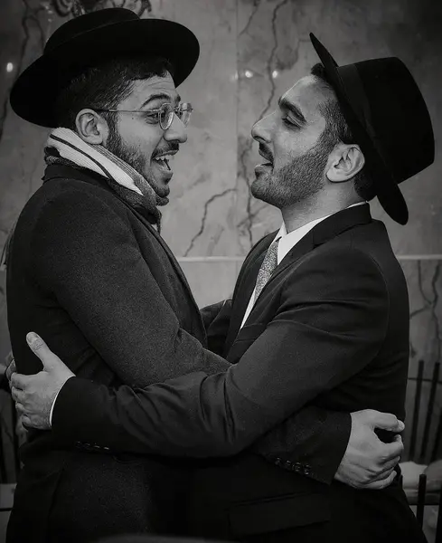 Ortodoks Yahudi erkeklerin çocukları Kudüs 'teki dini ya da kültürel bir kutlama sırasında birbirlerine sımsıkı sarılıyorlar. Fotoğraf duygusal bir bağ, gelenek ve kardeşlik anını yakalıyor. Sadece editör kullanımı.