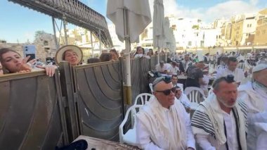 Batı Duvarı 'nda Bar Mitzvah, Kudüs, İsrail. Geleneksel Yahudi töreni. İsrail 'in başkenti Kudüs' teki Western Wall Otel 'de yüksek kaliteli FullHD görüntüleri Bar Mitzvah kutlamaları. Geleneksel dua kıyafetleri giyen bir grup Yahudi erkek ve oğlan.