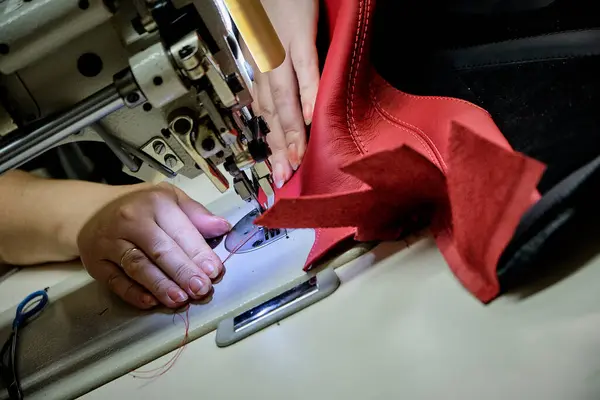 Tamircide araba tekerleğini temizleyen bir tamirci. Araç bakımı devam ediyor. 