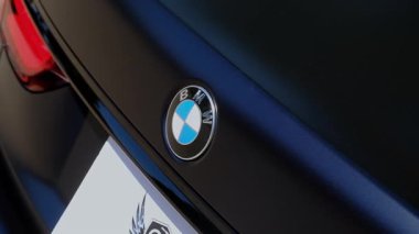 Tel Aviv, İsrail, 9 Ağustos 2025 BMW 740 eklenti hibrid lüks sedan. - Evet. Yüksek kaliteli FullHD görüntüler