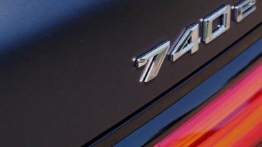 Tel Aviv, İsrail, 9 Ağustos 2025 BMW 740 eklenti hibrid lüks sedan. - Evet. Yüksek kaliteli FullHD görüntüler