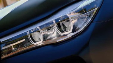 Tel Aviv, İsrail, 9 Ağustos 2025 BMW 740 eklenti hibrid lüks sedan. - Evet. Yüksek kaliteli FullHD görüntüler