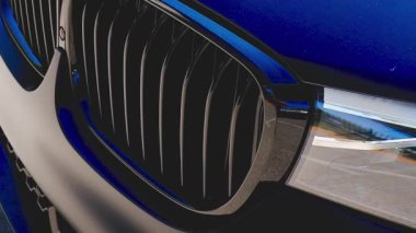 Tel Aviv, İsrail, 9 Ağustos 2025 BMW 740 eklenti hibrid lüks sedan. - Evet. Yüksek kaliteli FullHD görüntüler