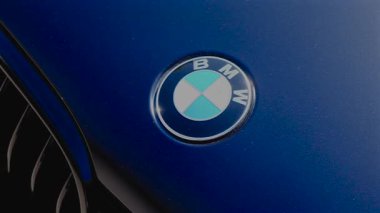 Tel Aviv, İsrail, 9 Ağustos 2025 BMW 740 eklenti hibrid lüks sedan. - Evet. Yüksek kaliteli FullHD görüntüler