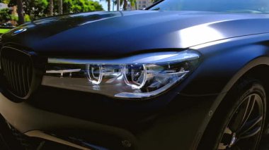 Tel Aviv, İsrail, 9 Ağustos 2025 BMW 740 eklenti hibrid lüks sedan. - Evet. Yüksek kaliteli FullHD görüntüler