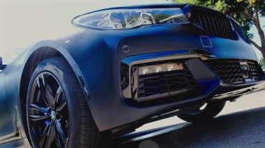 Tel Aviv, İsrail, 9 Ağustos 2025 BMW 740 eklenti hibrid lüks sedan. - Evet. Yüksek kaliteli FullHD görüntüler