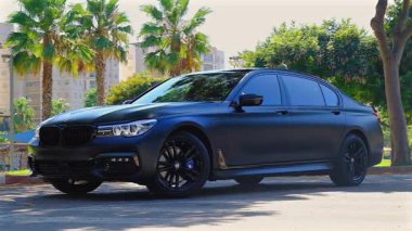 Tel Aviv, İsrail, 9 Ağustos 2025 BMW 740 eklenti hibrid lüks sedan. - Evet. Yüksek kaliteli FullHD görüntüler