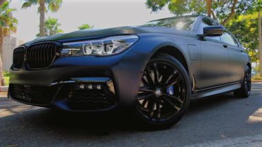 Tel Aviv, İsrail, 9 Ağustos 2025 BMW 740 eklenti hibrid lüks sedan. - Evet. Yüksek kaliteli FullHD görüntüler