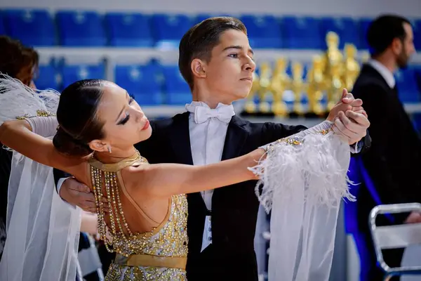 Dans yarışması sırasında dans eden bir çift. Yüksek kalite fotoğraf