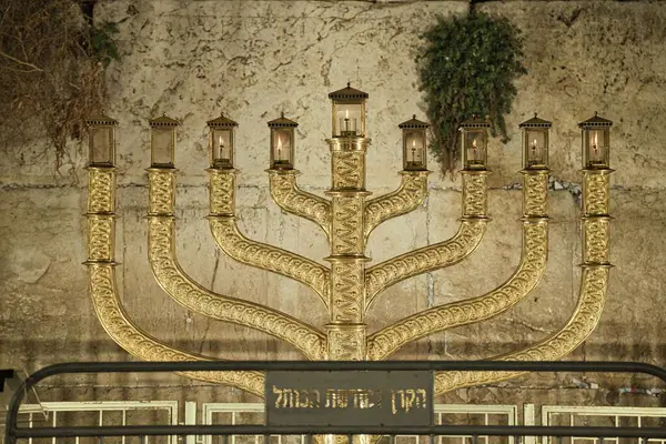 Altın Hanuka menorası kutlamalar sırasında Batı Duvarı 'nın önünde parladı..