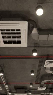 Elektrik ve havalandırma sistemleri, kablolar ve metal borular modern bir bina, otopark veya fabrika içinde. Tavanın altındaki iletişim. 3B görüntüleme.