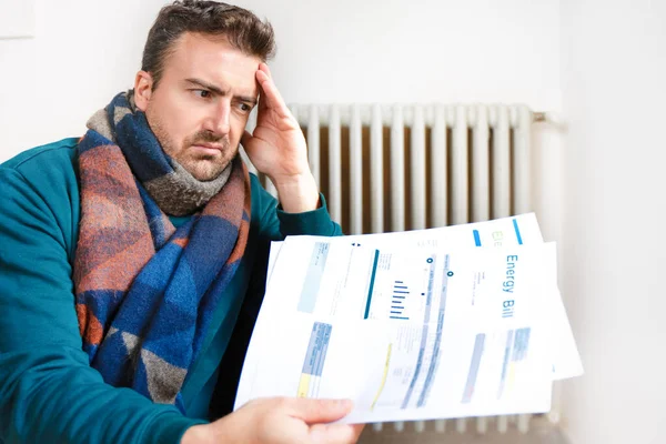 Muž Který Problém Zaplatit Účet Vytápění Během Zimního Období Chladu — Stock fotografie