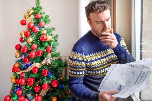 Férfi Akinek Problémája Van Fizetni Energia Fűtés Számla Költségek Karácsonyi — Stock Fotó