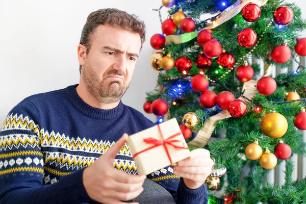 Férfi Érzés Dühös Csalódott Rossz Karácsonyi Ajándék — Stock Fotó