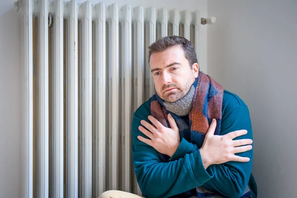 Człowiek Mający Problem Płaceniem Rachunków Ogrzewanie Energii Okresie Zimowym — Zdjęcie stockowe