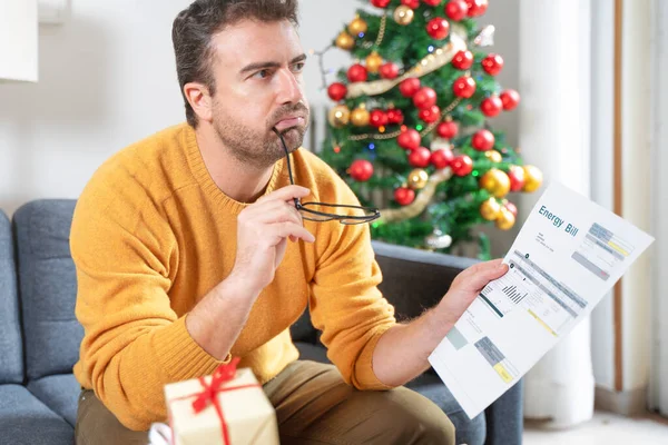 Férfi Akinek Problémája Van Fizetni Energia Fűtés Számla Költségek Karácsonyi — Stock Fotó