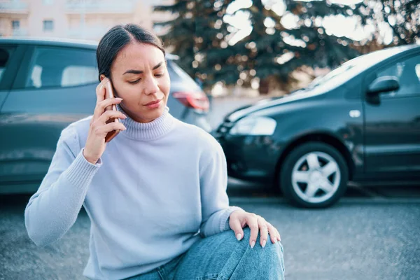 Mulher Chamando Assistência Estrada Seguros Após Acidente Carro — Fotografia de Stock
