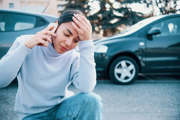 Mulher Chamando Seguro Após Acidente Carro — Fotografia de Stock