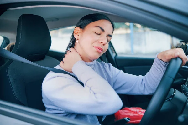 車の事故積み上げ後に首の痛みを受ける女性 — ストック写真