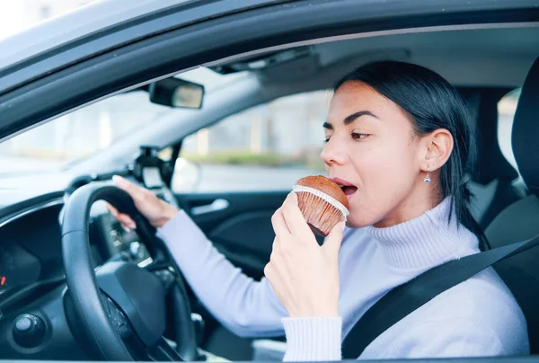 Eén Vrouw Bestuurt Auto Eet Eten Achter Het Stuur — Stockfoto