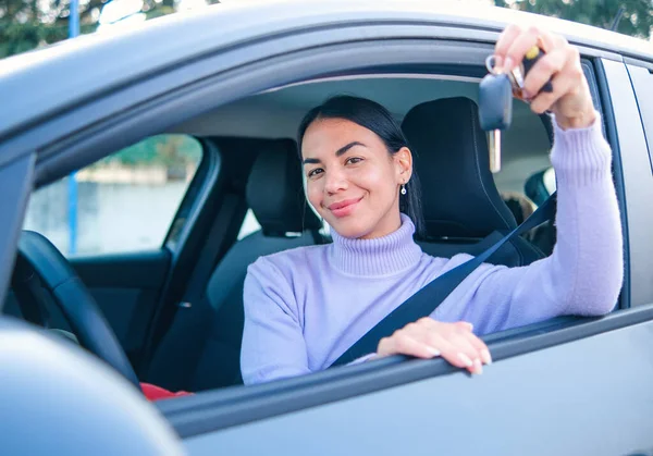 Gelukkig Vrouw Met Nieuwe Autosleutel Zittend Aan Het Stuur — Stockfoto