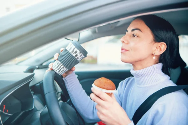 Una Mujer Está Conduciendo Coche Comiendo Comida — Foto de Stock