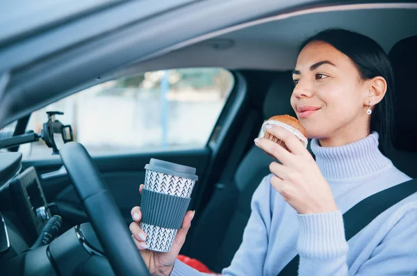 Een Vrouw Rijdt Auto Ontbijten — Stockfoto