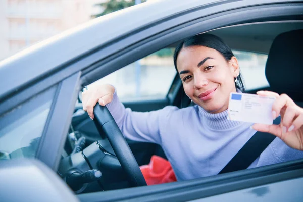 Højrøstet Ung Kvinde Der Viser Sit Nye Kørekort - Stock-foto