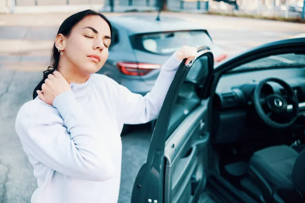 車の事故積み上げ後に首の痛みを受ける女性 — ストック写真