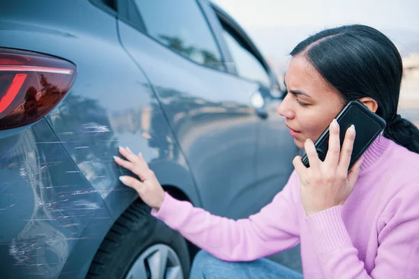 Mulher Verificando Danos Carro Após Acidente Carro — Fotografia de Stock
