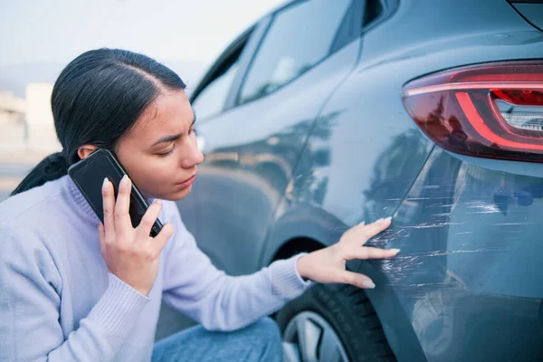 Женщина Вызывает Автострахование Исследуя Повреждения Автомобиля — стоковое фото