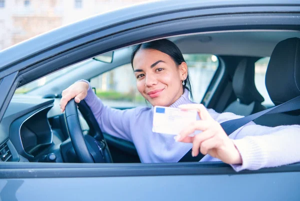 Χαρούμενη Νεαρή Γυναίκα Που Δείχνει Νέο Της Δίπλωμα Οδήγησης Εικόνα Αρχείου