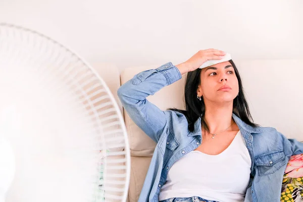 Mujer Que Sufre Calor Verano Tratando Mantenerse Fresco Cómodo Durante —  Fotos de Stock