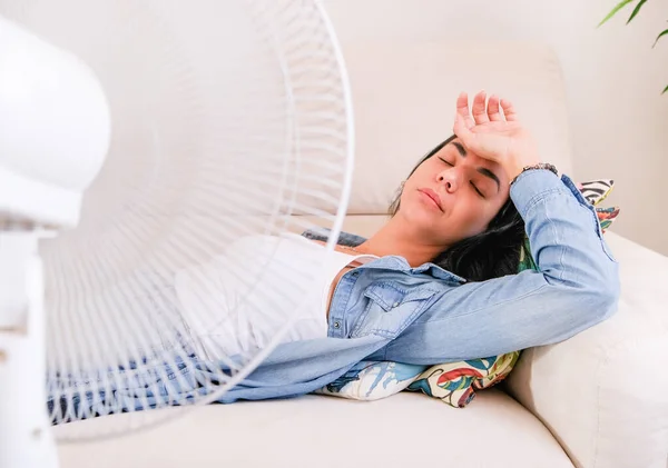 Žena Trpí Letní Horko Snaží Zůstat Pohodě Pohodlné Během Vlny Royalty Free Stock Fotografie