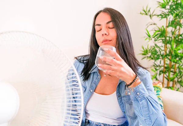 Mujer Que Sufre Calor Verano Tratando Mantenerse Fresco Cómodo Durante —  Fotos de Stock