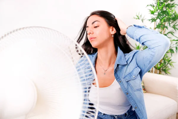 Mujer Que Sufre Calor Verano Tratando Mantenerse Fresco Cómodo Durante — Foto de Stock