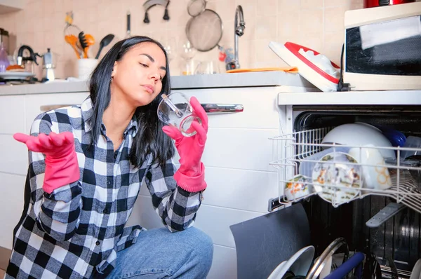 Woman Examining Dishwasher Closely Trying Identify Issue Malfunctioning Appliance — Stock Photo, Image