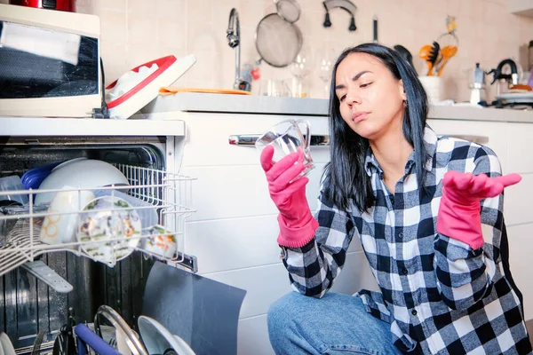 Femme Vérifie Son Lave Vaisselle Cassé Appelle Service Garantie Pour — Photo