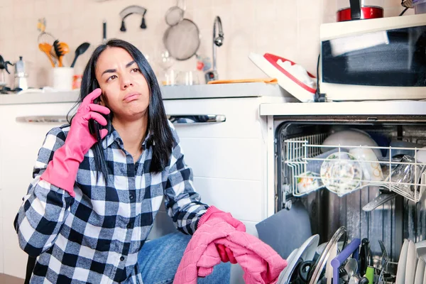 Mujer Está Revisando Lavavajillas Roto Haciendo Una Llamada Servicio Garantía —  Fotos de Stock
