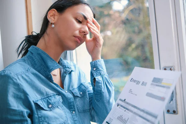 Kobieta Cierpiąca Stres Finansowy Czytając Rachunki Energię Wydatki Domowe — Zdjęcie stockowe