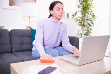 İşlerini ve mali durumunu evde dikkatli bir şekilde idare eden bir kadın.