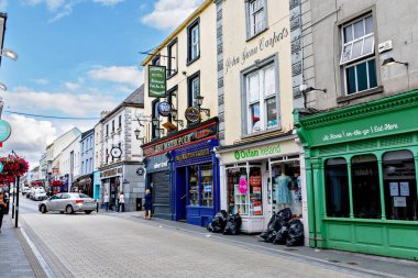 KILKENNY, IRELAND - 12 Temmuz 2019: Leinster Eyaleti 'nde farklı bar ve barları olan küçük bir şehrin merkezi. Burası popüler bir turistik mekan..