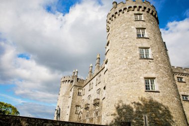 Kilkenny Kalesi, İrlanda. Caislean Chill Zinciri. Kilkenny, İrlanda 'da Nore Nehri' nin taşma noktasını kontrol etmek için 1195 yılında inşa edilmiş bir kale..