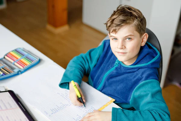 School Jongen Leren Thuis Met Tablet Voor School Schattig Kind — Stockfoto