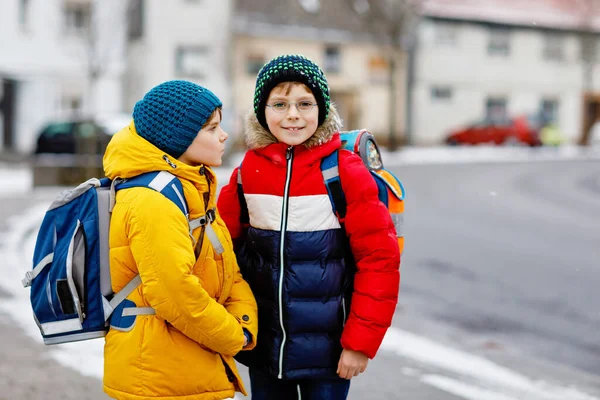 Два Маленьких Мальчика Начального Класса Идут Школу Время Снегопада Счастливые — стоковое фото