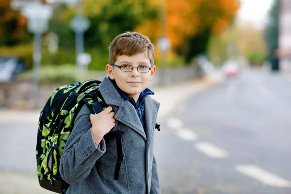 Szczęśliwy Chłopiec Okularach Plecaku Albo Torbie Uczennica Stylowym Fashon Coan — Zdjęcie stockowe