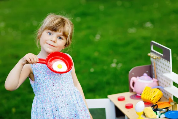 Kleine Kleuter Die Met Speelgoedkeuken Tuin Speelt Gelukkig Peuter Kind — Stockfoto