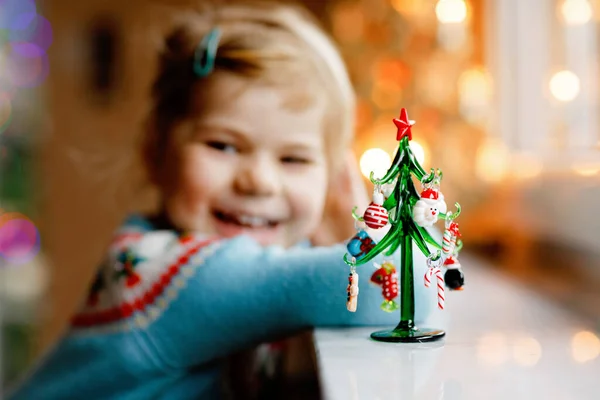 Menina Pequena Criança Sentada Janela Decorando Pequena Árvore Natal Vidro — Fotografia de Stock