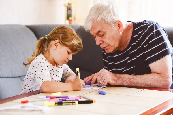 Симпатичная Маленькая Дошкольница Красивый Дедушка Рисующий Разноцветными Войлочными Ручками Карандашами — стоковое фото